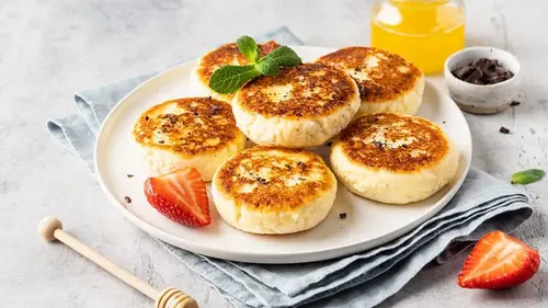 Сырники разваливаются и пригорают из-за одной ошибки: вот какой жирности творог брать