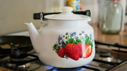 Накипь в чайнике исчезнет, как и не было: для этого не нужно ни уксуса, ни соды, есть лучший метод