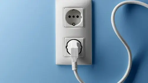 Инженер назвал 7 приборов, которые нельзя оставлять в розетке, уходя из дома