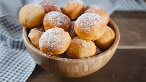 Творожные пончики: рецепт нежного хрустящего десерта