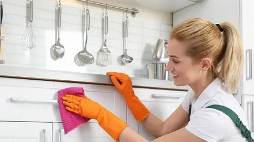 Как очистить кухонные фасады от жира и не повредить поверхности: советы от профессионалов