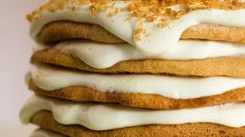 Как приготовить торт без выпечки из печенья бананов и сметаны