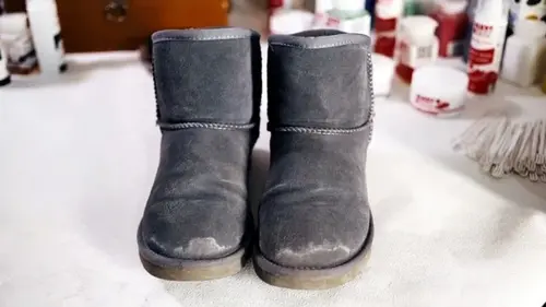 Как быстро убрать белые разводы на замшевой, кожаной, текстильной обуви: методы, которые работают