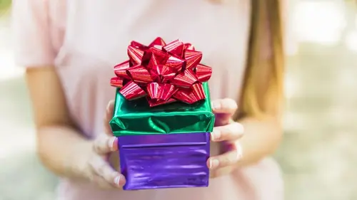 Что подарить на день рождения Рыбам: 10 идей для нее и для него