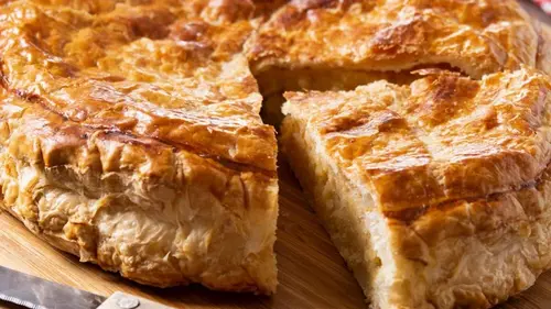 Аппетитный заливной пирог с мойвой: ужин на столе за 30 минут