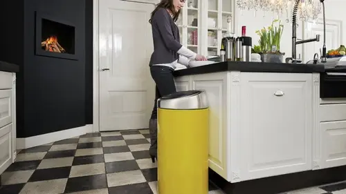 Топ-7 гениальных способов, как спрятать мусорный бак на кухне