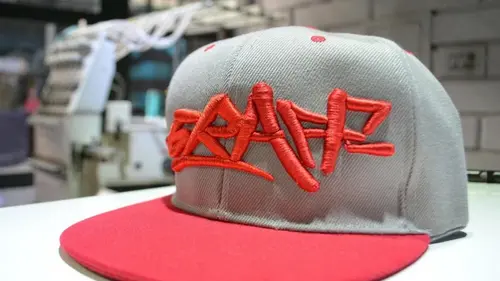 Машинка или ручная чистка? Как не испортить любимую кепку при стирке