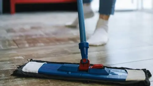 Старая швабра как новая: освежите ее всего за минуту двумя простыми ингредиентами