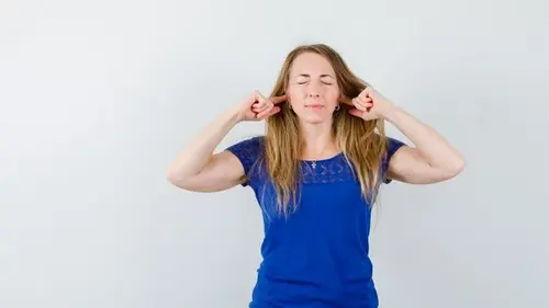 Это не просто «шум в голове»: скрытый симптом, который игнорируют тысячи женщин