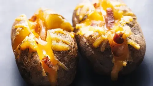 Запеченный картофель с грудинкой и сыром: рецепт вкусного горячего