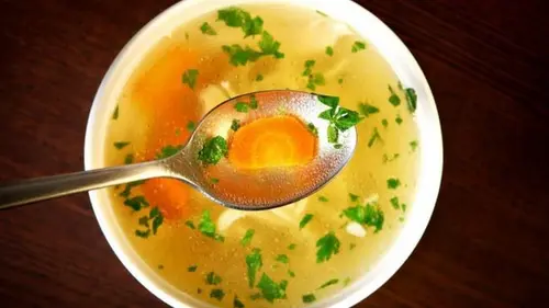 Так куриный бульон получится еще вкуснее: что нужно в него добавить