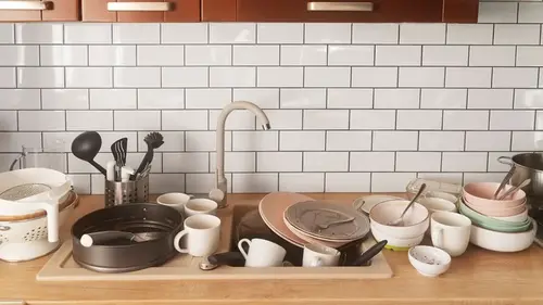 Люди, которые накапливают кучу грязной посуды в раковине, имеют эти 9 общих черт характера