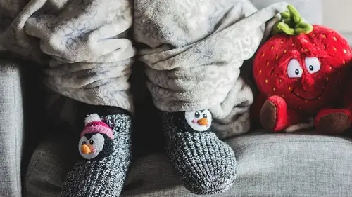 Носки больше не «кусаются»: удивительный трюк с водой и бальзамом, который работает мгновенно