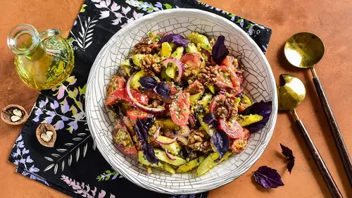 Грузинский салат с ореховым соусом — рецепт, в который влюбляются с первой ложки