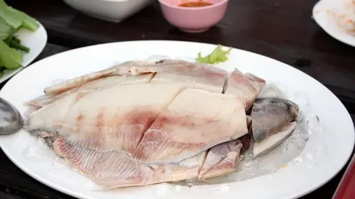 Шеф-повара всегда замачивают филе в этой смеси: как пожарить рыбу без запаха