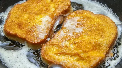 Гренки с яйцом и молоком на сковороде: рецепт для завтрака