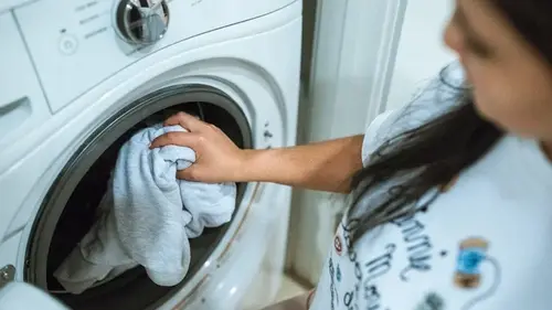 Как быстро высушить одежду в стиральной машине: метод с сухим полотенцем