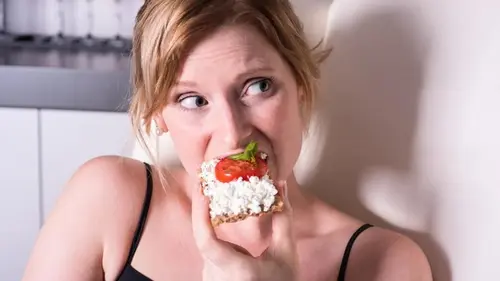 Почему постоянно тянет на перекусы: диетологи назвали 5 основных причин