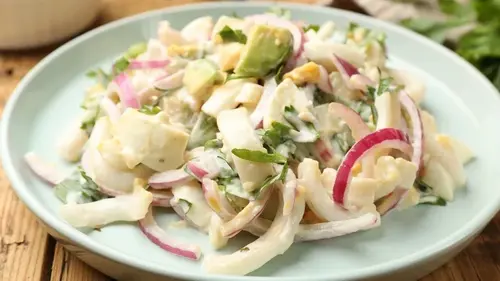 Рецепт салата с кальмарами, яйцом и луком