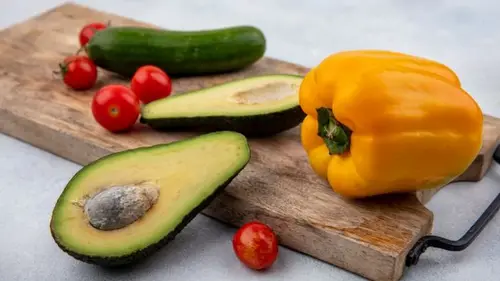 Всегда ешьте авокадо с этим овощем: польза огромная