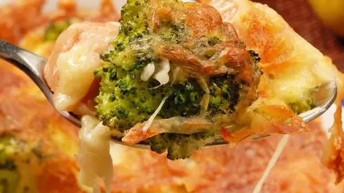 Запеканка с красной рыбой и брокколи: рецепт изысканного горячего блюда