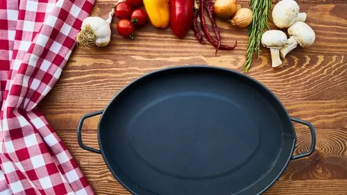 Никогда не храните чугунную сковороду под закрытой крышкой, иначе она испортится навсегда