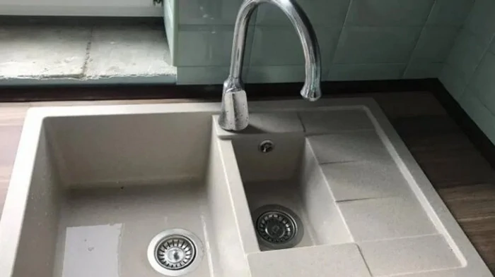 Неприятный запах из раковины, медленный слив воды: как устранить проблему