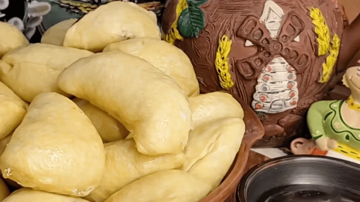 Вареники с творогом и вишней — рецепт сладкой украинской классики в современном исполнении