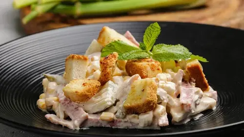 Салат с омлетом, ветчиной, сухариками и кукурузой: рецепт для будней и праздников