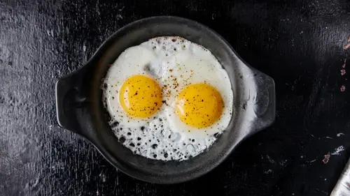 Что добавить в яичницу: назван самый полезный ингредиент