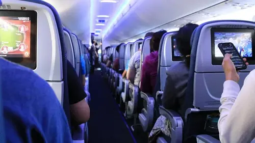 Неожиданный совет от стюарда: почему в самолете лучше не надевать черные носки