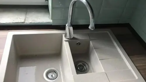 Неприятный запах из раковины, медленный слив воды: как устранить проблему