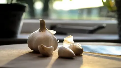 Не испортите блюдо: секрет идеального момента для добавления чеснока на сковородку