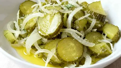 Салат из квашеных огурцов и лука — рецепт бабушкиной классики