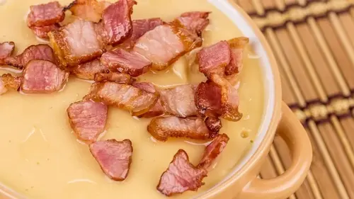 Суп из фасоли с плавленым сыром и беконом: быстрый рецепт