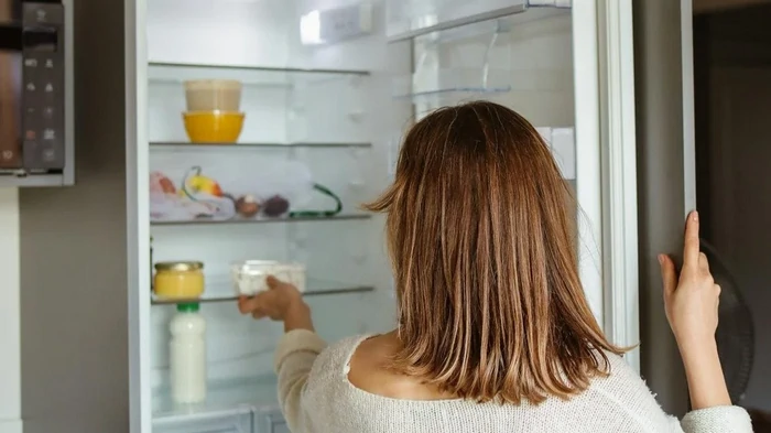 Неприятный запах в холодильнике: вот простое кухонное средство, которое избавит от него навсегда