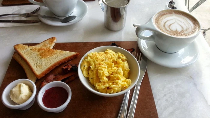 Секрет идеальной яичницы: кулинарные эксперты раскрыли, на каком этапе добавлять соль