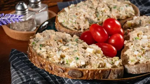 Бутерброды с рыбными консервами и овощами: бюджетный вариант праздничной закуски