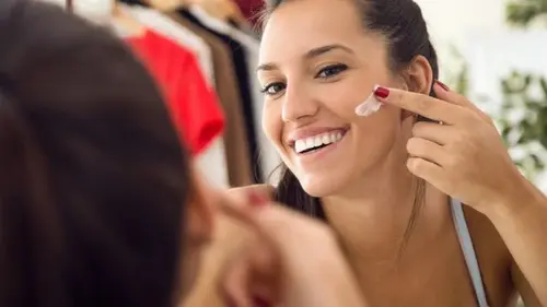 Почему весеннее солнце опасно для кожи: дерматолог объяснила, что происходит в марте