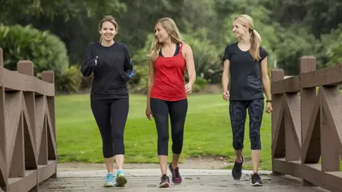 10 тыс. шагов ежедневно — сколько калорий они сжигают и помогают ...