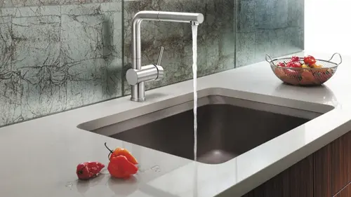 Вода уйдет за секунды: как легко почистить раковину в домашних условиях