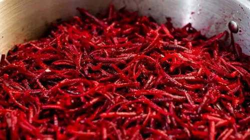 Такой дешевый салат из свеклы поможет снизить давление: готовится...