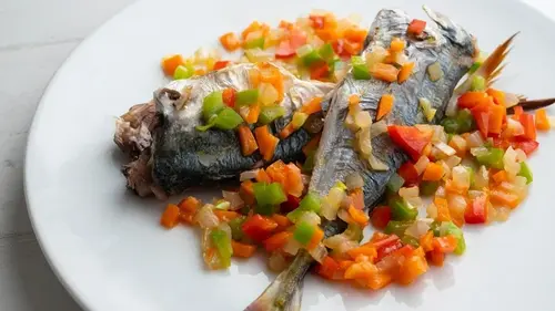 Скумбрия под овощной шубой: рецепт изысканного горячего блюда