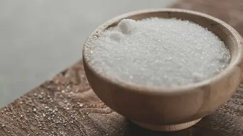 Магия соли на пороге: почему древний обычай снова возвращается в жилища