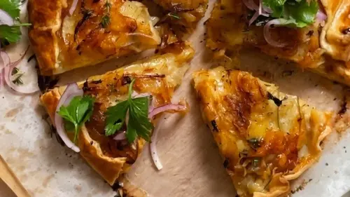 Как приготовить картофельный тарт с карамелизированным луком и сы...