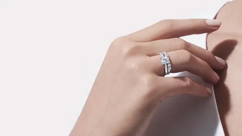 Как носить обручальное и кольцо для помолвки вместе — правила, традиции и стильные исключения