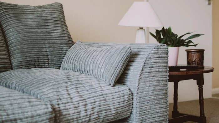 Посыпьте этим обивку — и даже старый диван будет, как новый: пятна и запах исчезнут бесследно