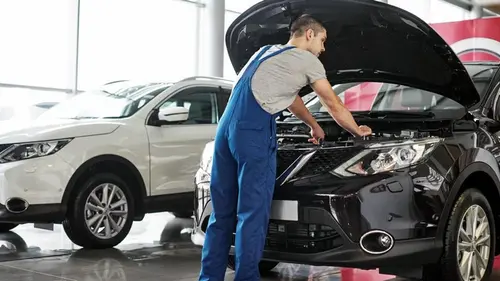 Автомеханики назвали 9 вещей, которые они никогда не делают со своей машиной