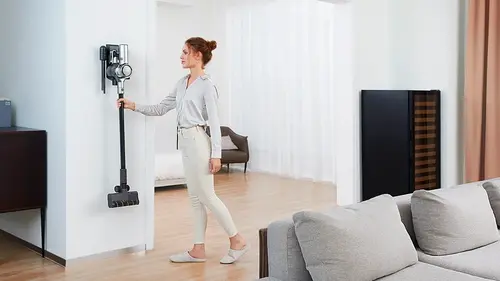 беспроводный пылесос на стене