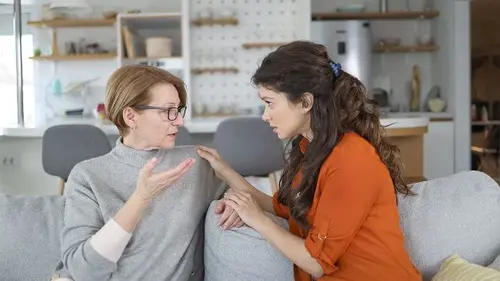 7 фраз невестки, которая тайно ненавидит свекровь, но улыбается в...